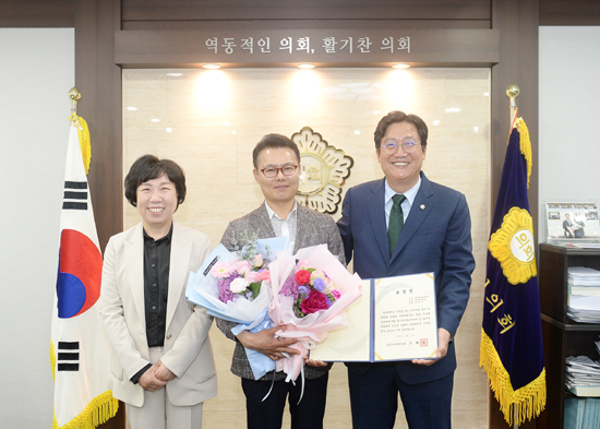 좌부터 박은주 의원, 김재석 팀장, 손배찬 의장