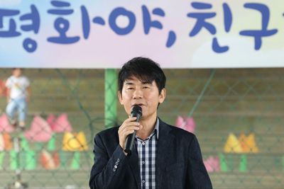 공석진 시인이 공릉천 칠간다리 광장에서 축사