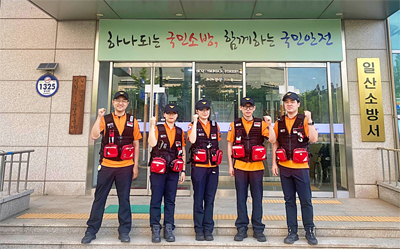 왼쪽부터 소방장 남신철 소방사 박경덕 소방사 김혜원 소방사 원훈명 소방교 문성환