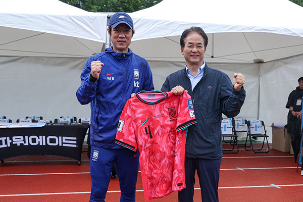 1 이동환 고양특례시장오른쪽과 홍명보 축구 국가대표팀 감독왼쪽