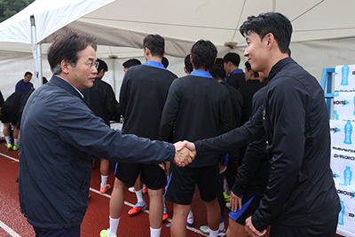 1 손흥민 선수와 악수하고 있는 이동환 고양특례시장