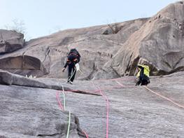 고양소방서, 산악구조 훈련 중 추락사고 신속 구조 기사 이미지