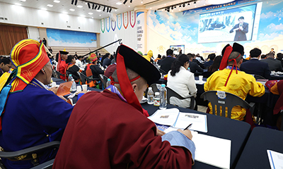 종교지도자들이 신천지예수교회 이지연 총회 교육부장의 계시록 강의를 들으며 필기하고 있다