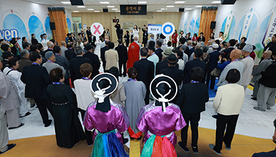 참석자들이 말씀체험 프로그램 OX 퀴즈를 하고 있다