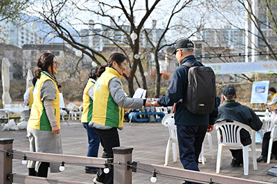 의정부시 중랑천 발물 쉼터에서 산책객들과 함께 캠페인 활동을 펼치고 있다