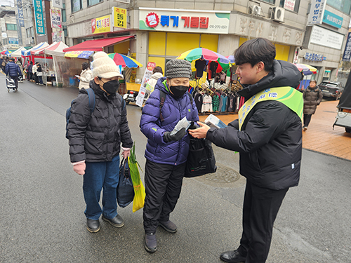 한국농어촌공사 파주지사 직원이 금촌통일시장을 찾은 시민들에게 농지은행사업을 설명하고 있다