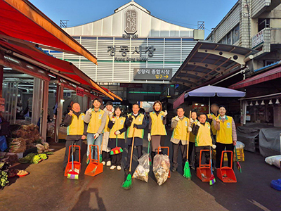 난 해 12월 7일 신천지자원봉사단 동대문지부가 경동시장 일대 환경정화를 마친 후 기념촬영