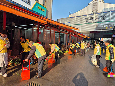 동대문지부 봉사자들이 경동시장 일대에서 거리 청소 진행