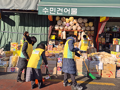 청량리종합시장 일대에서 거리 청소 진행