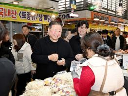 김경일 파주시장, 설 앞둔 전통시장에서 명절 장보기 기사 이미지
