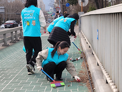 서울교회 성도들이 성전 인근 거리에서 환경 정화를 위한 플로깅 활동에 참여하고 있다