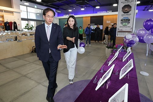 이동환 고양특례시장, ‘BTS 핸드프린팅 특별전’ 방문