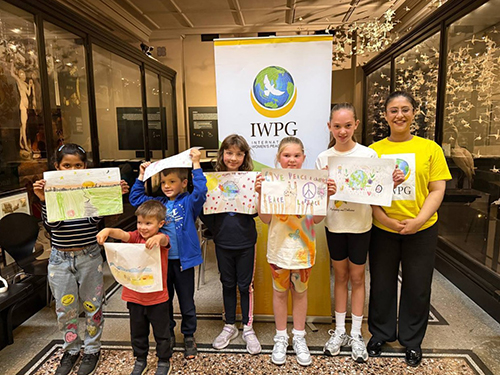 IWPG 영국팀이 지난해 5월 28일 맨체스터 박물관에서 제7회 평화사랑 그림그리기 국제대회 예선을 개최하고 있다 제공 IWPG