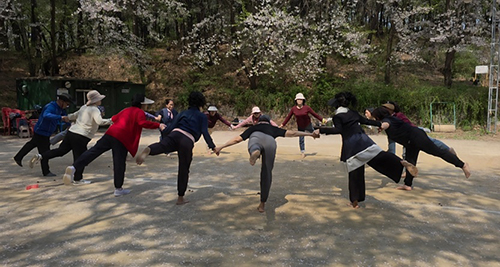 파주시, 학령산 산림공원에서 ‘맨발체조 걷기’ 운영