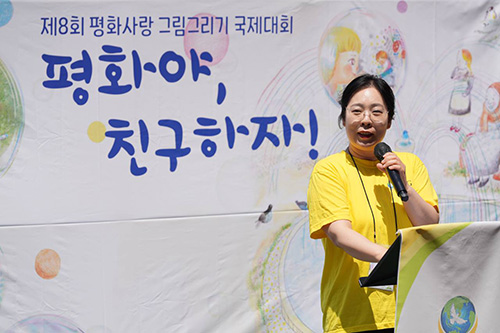 김은경 IWPG 글로벌 7국 지국장이 16일 열린 제8회 평화사랑 그림그리기 국제대회 예선에서 참가 학생과 시민들에게 환영의 메시지를 전하고 있다