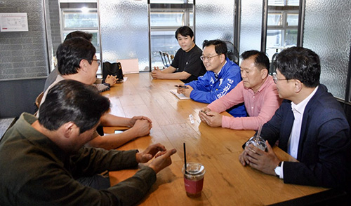 신원동상가연합회 상인들과 간담을 나누고 있다