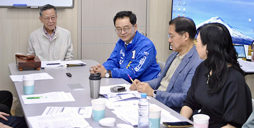 라페스타 상인들과 간담을 나누고 있다