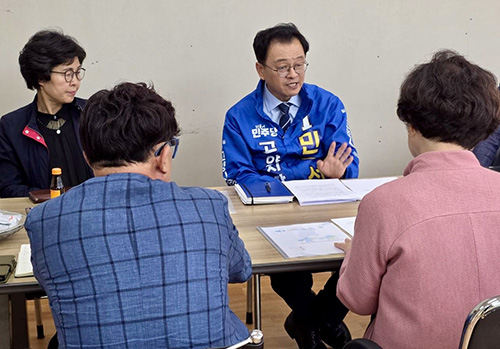 원흥상인회 상인들과 간담을 나누고 있다
