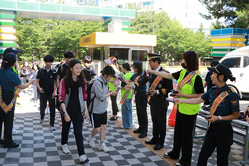 일산서부署, 덕이중학교·학부모폴리스와 함께 학교폭력 근절 및 중독성범죄 예방 등교맞이 캠페인 기사 이미지
