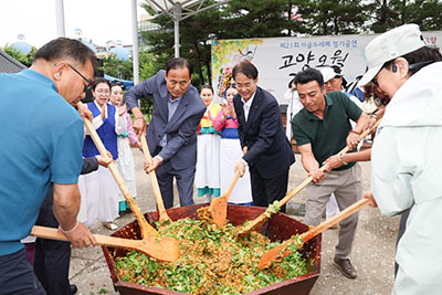 이동환 고양시장, 제21회 고양오월단오제서 비빔밥 만들기 체험 기사 이미지