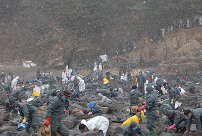 지난 2007년 충남 태안 기름유출 사고 당시 약 3만 명의 봉사자가 현장을 찾아 복구 작업에 동참했다
