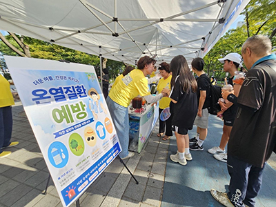 지난1일 신천지자원봉사단 김해지부 봉사자들이 김해 시민들과 흥부공원에서625참전유공자의 희생과 헌신을 되새기는기억캠페인을 진행하고 있다