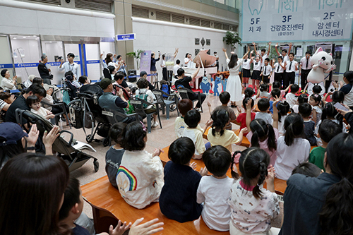 ‘고양고양이’, 일산병원 힐링콘서트 깜짝 등장… 환아·시민들에게 따뜻한 위로 전해